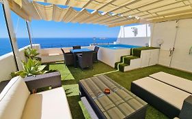 Terraza con piscina privada y vistas al mar